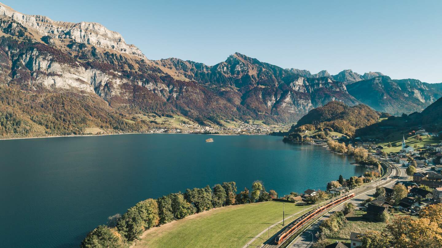 Suedostbahn Aare Linth Linie von Bern über Zürich nach Chur am Walensee im Hintergrund vorbeifahrend | © Thomas Kessler Visuals