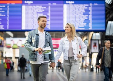 zwei Personen, Mann und Frau, am Bahnhof mit Fahrkarten in der Hand | © Swiss Travel System AG, 2018, Fotograf: Daniel Ammann