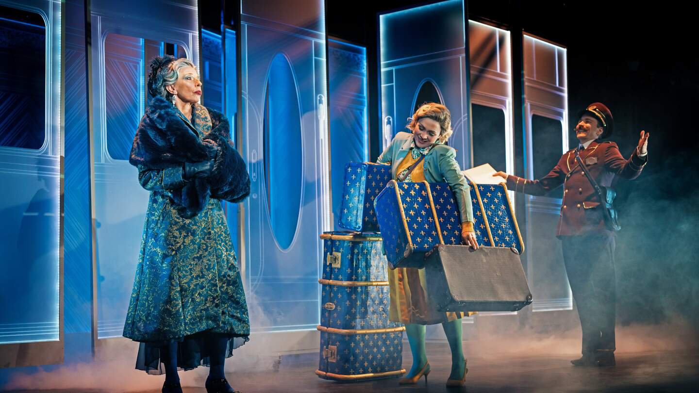 Orient Express Theaterstück Frau mit Koffer | © Nico Moser