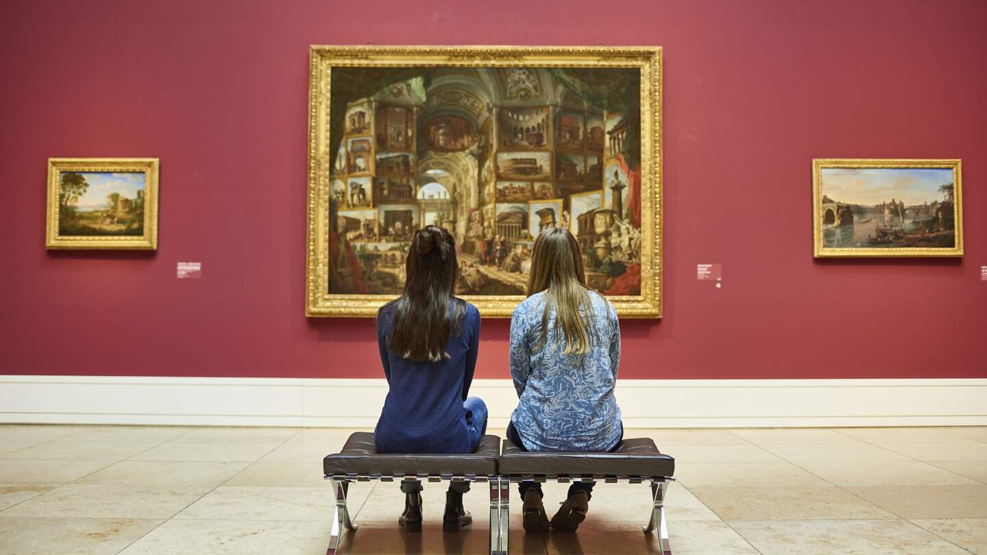 Blick in einen der Sammlungsräume der Staatgalerie Stuttgart mit italienischer Malerei und zwei Besucherinnnen auf einer Bank sitzend | © Staatsgalerie Stuttgart