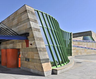 Blick auf den Eingangsbereich des Sterlingsbaus der Staatsgalerie Stuttgart | © Staatsgalerie Stuttgart/Volker Naumann