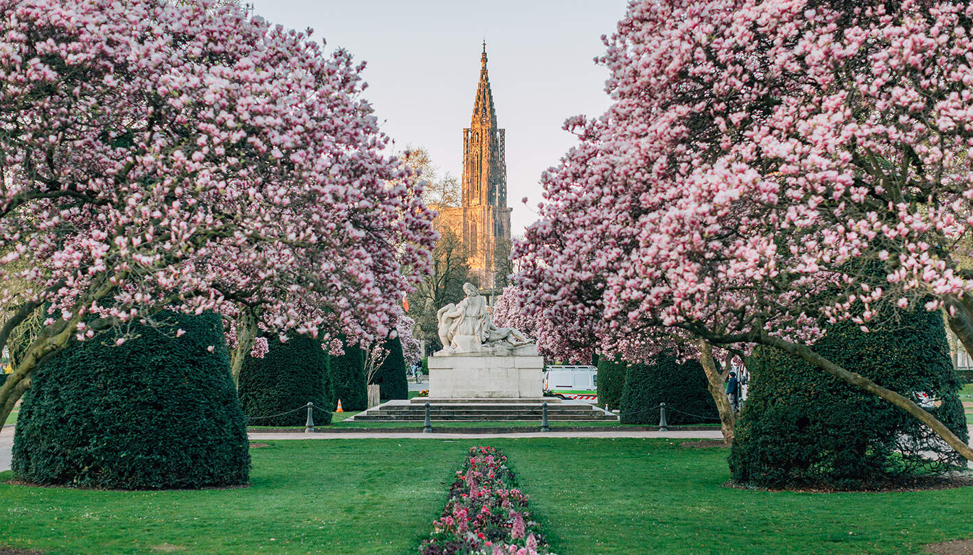 Place de la République in Straßburg mit dem Kriegerdenkmal und dem Straßburger Münster im Frühling | © Strasbourg Tourisme, Vincent Muller