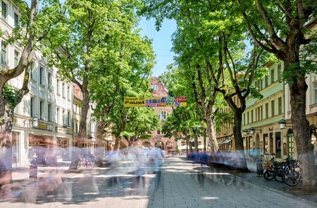 verwischte Passanten auf einer Allee in Weimar | © Florian Trykowski, Thüringer Tourismus GmbH