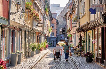 Kraemerbruecke Rollstuhlfahrer und Passant | © Florian Trykowski, Thüringer Tourismus GmbH 