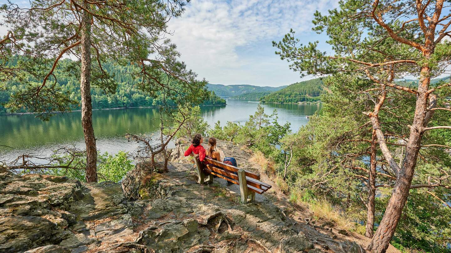 Zwei Personen auf einer Bank schauen auf Hohenwarte Stausee | ©  Florian Trykowski, Regionalverbund Thüringer Wald e.V.