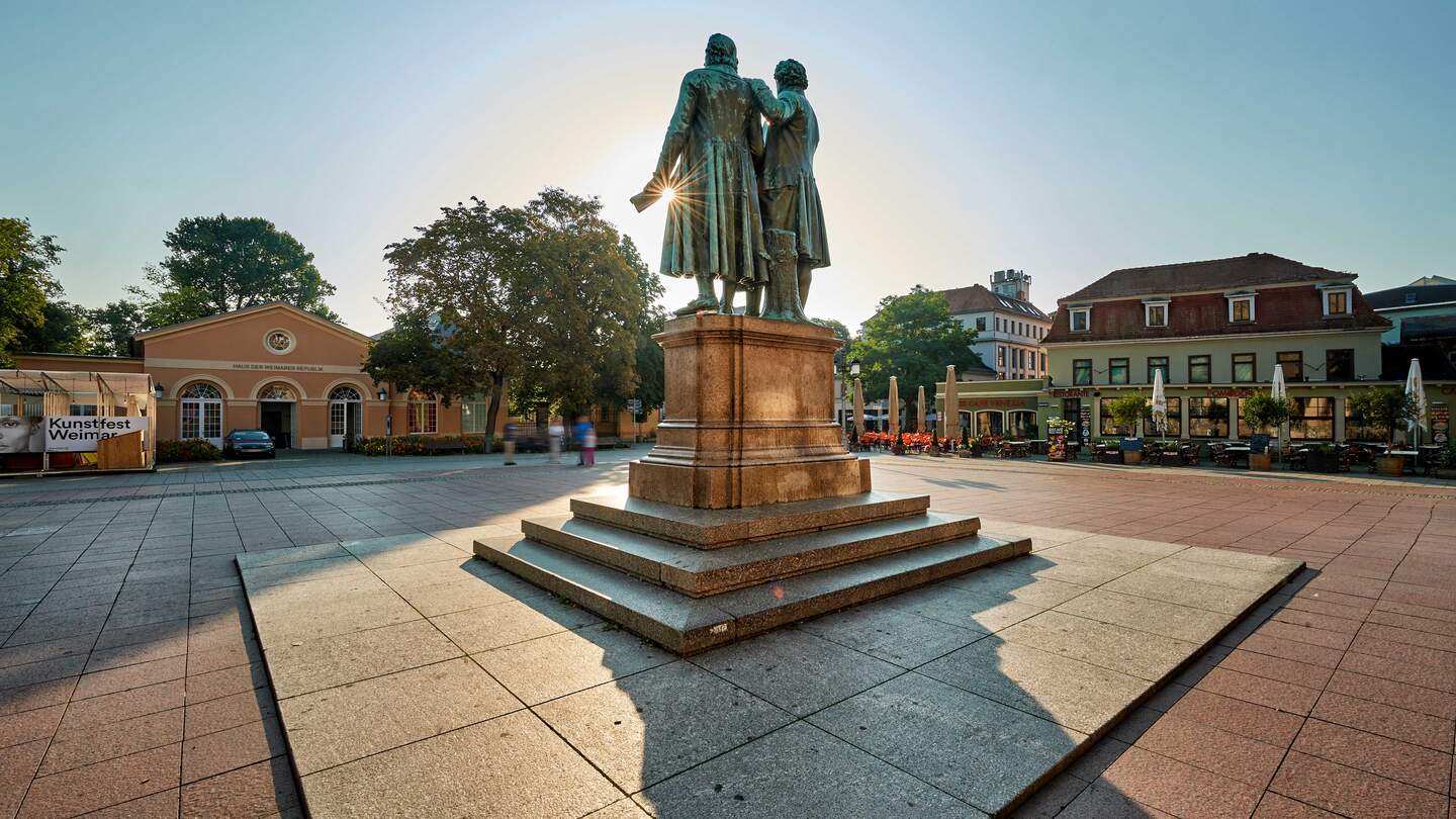 Weimar Goethe Schiller Statue auf Platz | © Florian Trykowski, Thüringer Tourismus GmbH 