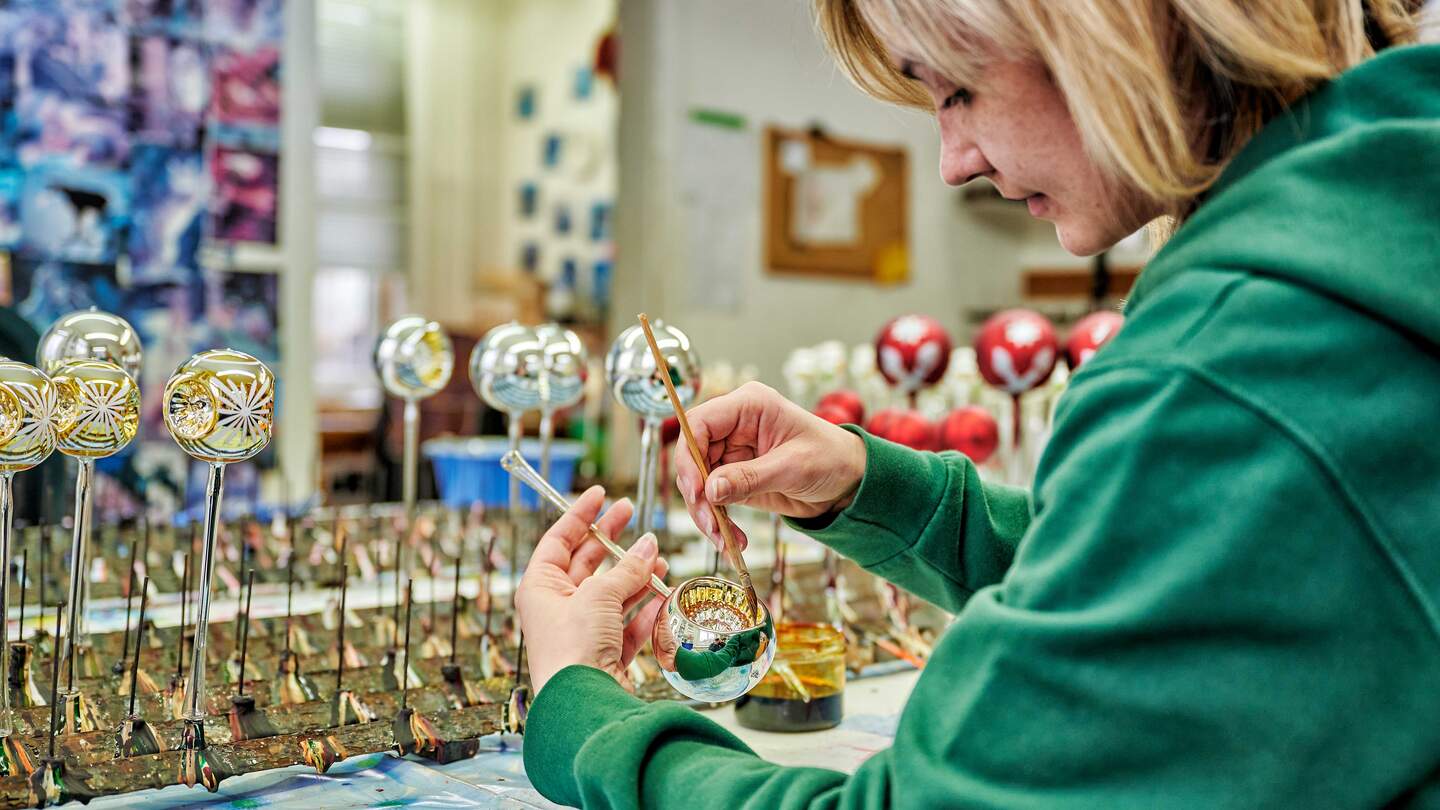 Neuhaus am Rennweg Glasblaeserei Thueringer Weihnacht Elfi Bartholmes Glasmalerin | © Florian Trykowski, Thüringer Tourismus GmbH 