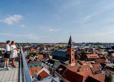 Zwei Frauen auf dem Rooftop in Aalborg im Sommer | © VisitDenmark/Mette Johnsen