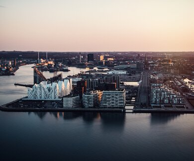 Der Hafen in Aarhus bei Abenddämmerung  | © VisitDenmark/Photopop