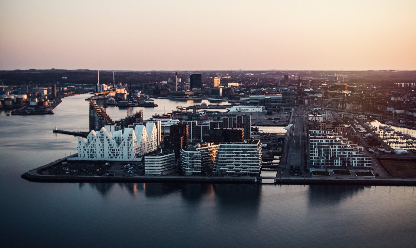 Der Hafen in Aarhus bei Abenddämmerung  | © VisitDenmark/Photopop