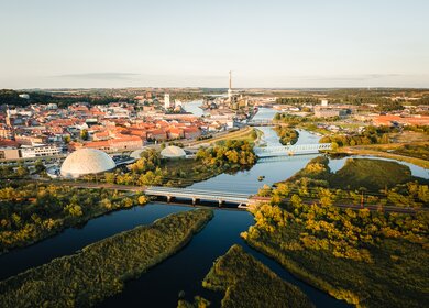 Luftaufnahme von Randers mit Flusslandschaft, Brücken und historischer Altstadt im Abendlicht. | © Jakob Vingtoft