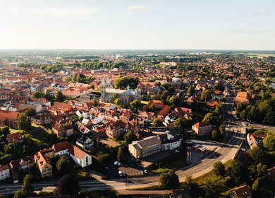 Luftaufnahme von Viborg mit historischem Stadtkern, Dom und roten Ziegeldächern im Abendlicht. | © Jakob Vingtoft