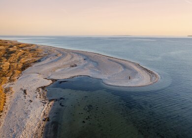 Aufnahme aus der Vogelperspektive vom Strand Djursland mit breitem Sandabschnitt | © VisitDenmark/Sarah Green