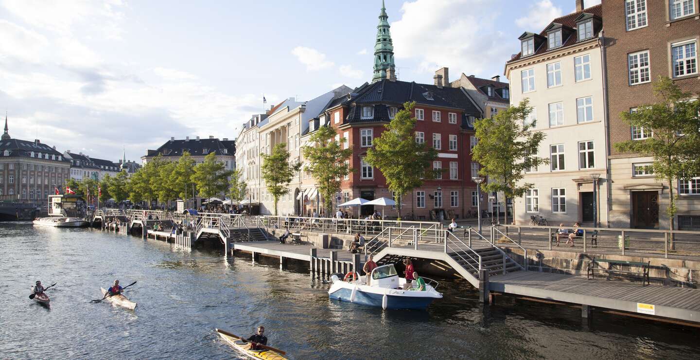 Der Kanal in Kopenhagen mit zwei Kanus  | © VisitDenmark/Kim Wyon