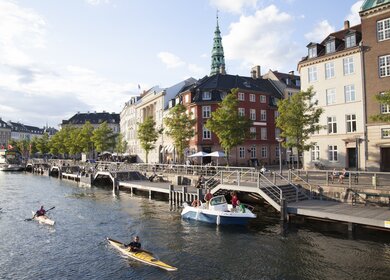 Der Kanal in Kopenhagen mit zwei Kanus  | © VisitDenmark/Kim Wyon