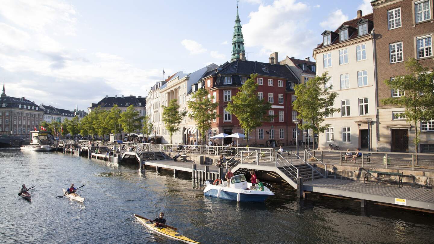 Der Kanal in Kopenhagen mit zwei Kanus  | © VisitDenmark/Kim Wyon