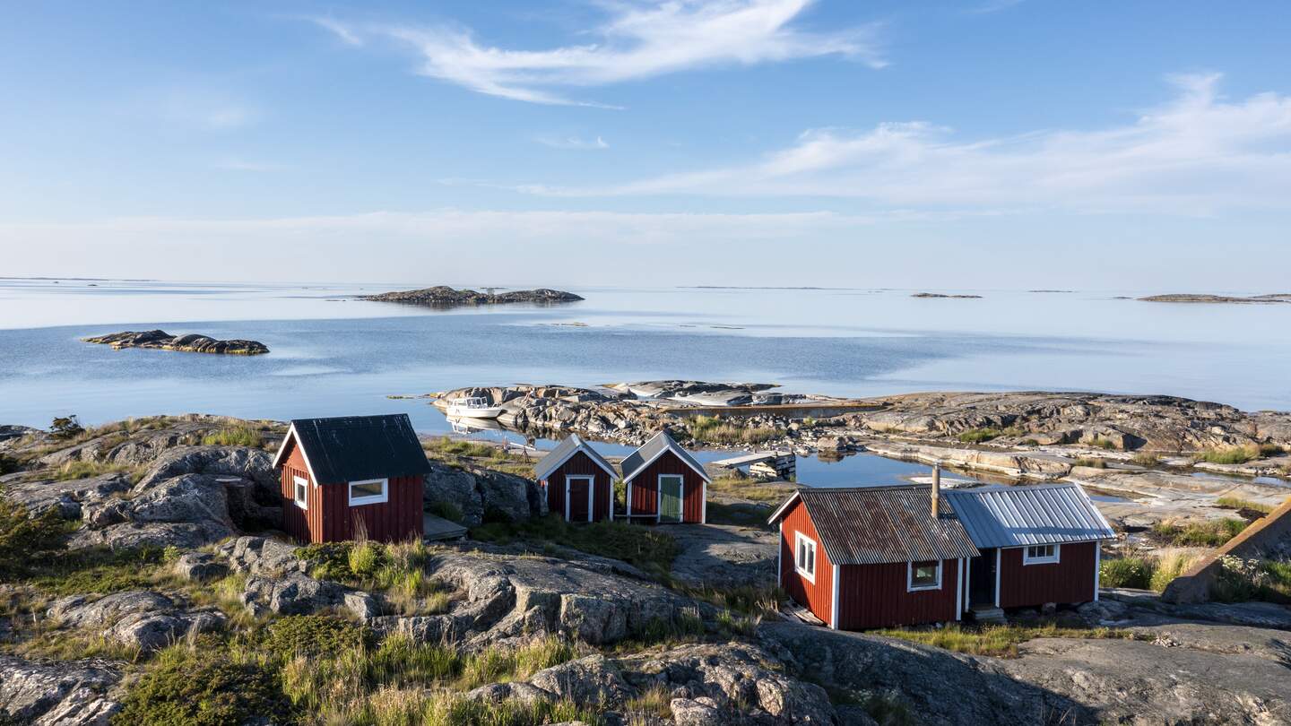 Malerische Haueser in Schweden Steine und ein See im Hintergrund | © imagebank.sweden.se/Henrik Trygg