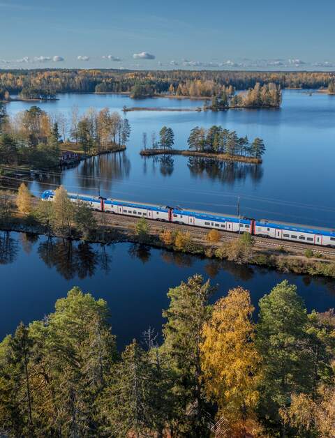 Bahn in Schweden fährt auf Schienen durch die Natur | © JannLipka/imagebank.sweden.se
