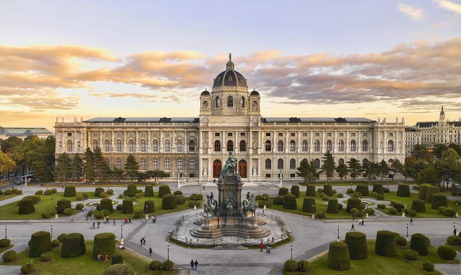 Auf dem Platz vor dem historischen Gebäude tummeln sich die Leute | © KHM-Museumsverband