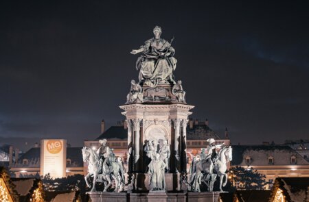 Weihnachtsdorf Maria-Theresien-Platz | © WienTourismus/Gregor Hofbauer