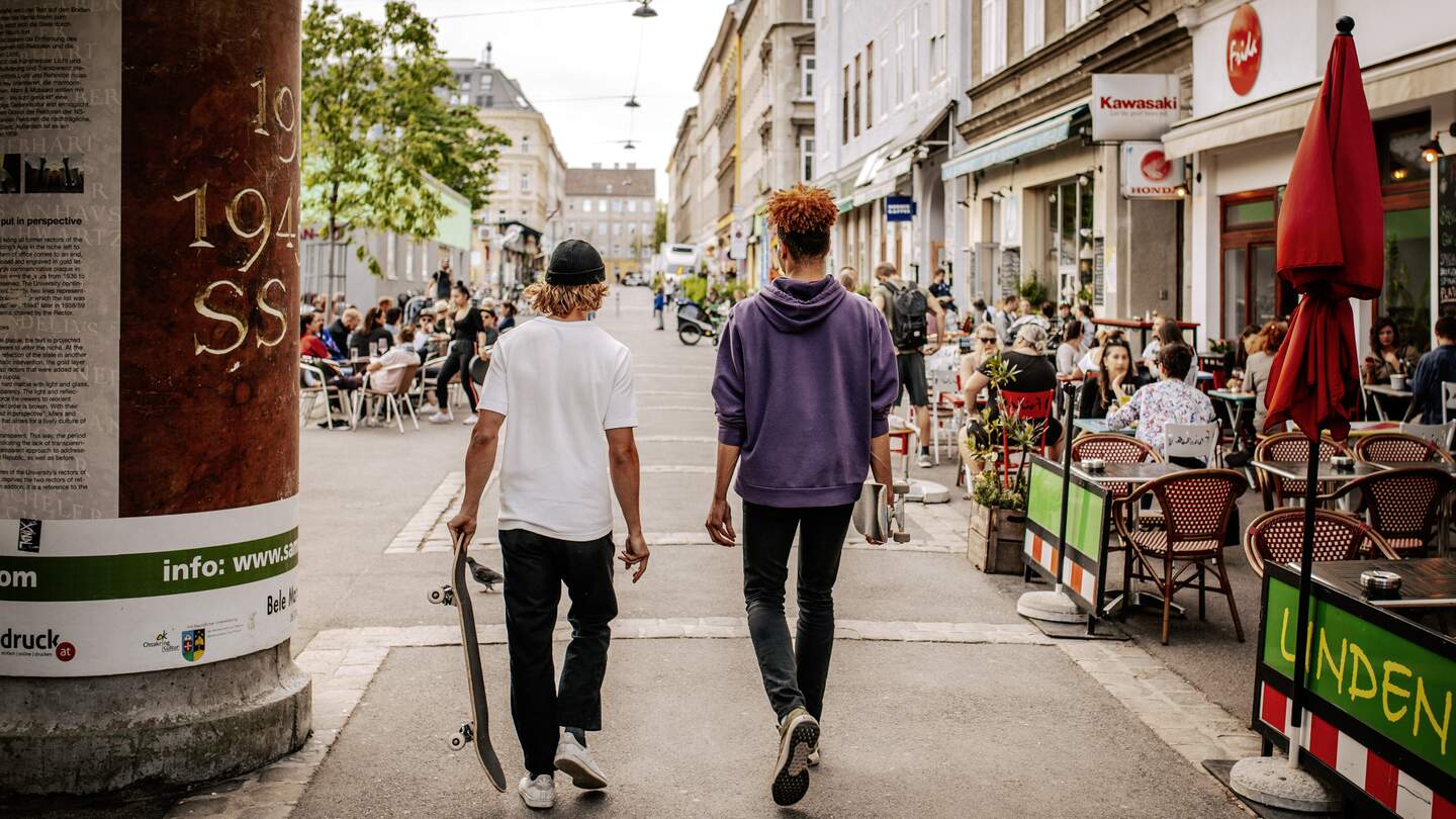 zwei Männer laufen mit Skateboards über den Yppenplatz	 | ©  WienTourismus/Paul Bauer
