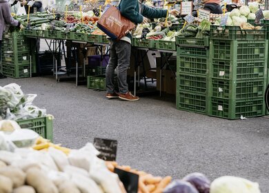 Meidlinger Markt, Frau geht einkaufen | ©  WienTourismus/Gregor Hofbauer