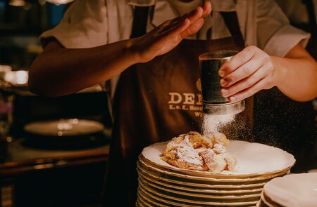 Ein Mitarbeiter bereitet den Kaiserschmarren vor | © WienTourismus/Julius Hirtzberger