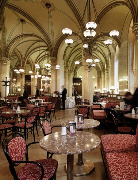 Café Central, ein elegantes und schickes Lokal mit imposanter Decke | © WienTourismus/Christian Stemper