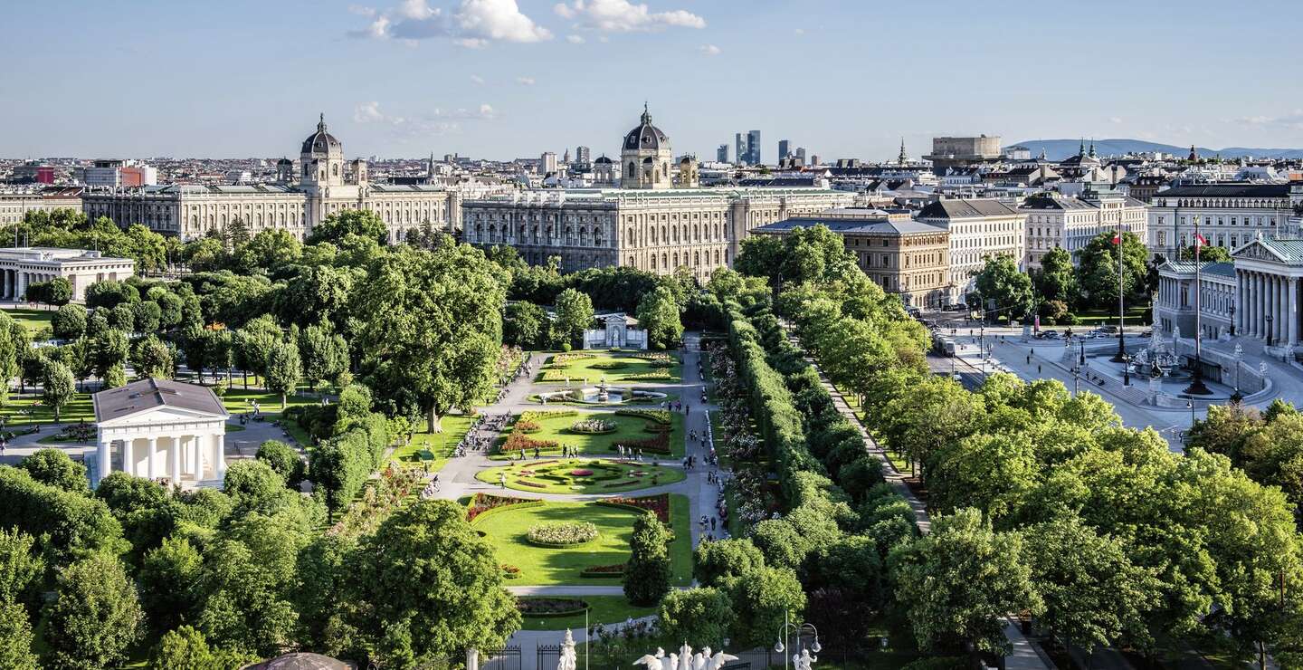 Volksgarten, Museen, Parlament im Sommer mit wolkenlosem Himmel | © WienTourismus/Christian Stemper