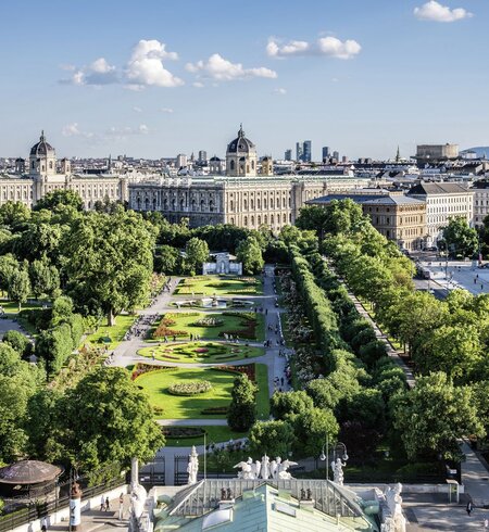 Volksgarten, Museen, Parlament im Sommer mit wolkenlosem Himmel | © WienTourismus/Christian Stemper