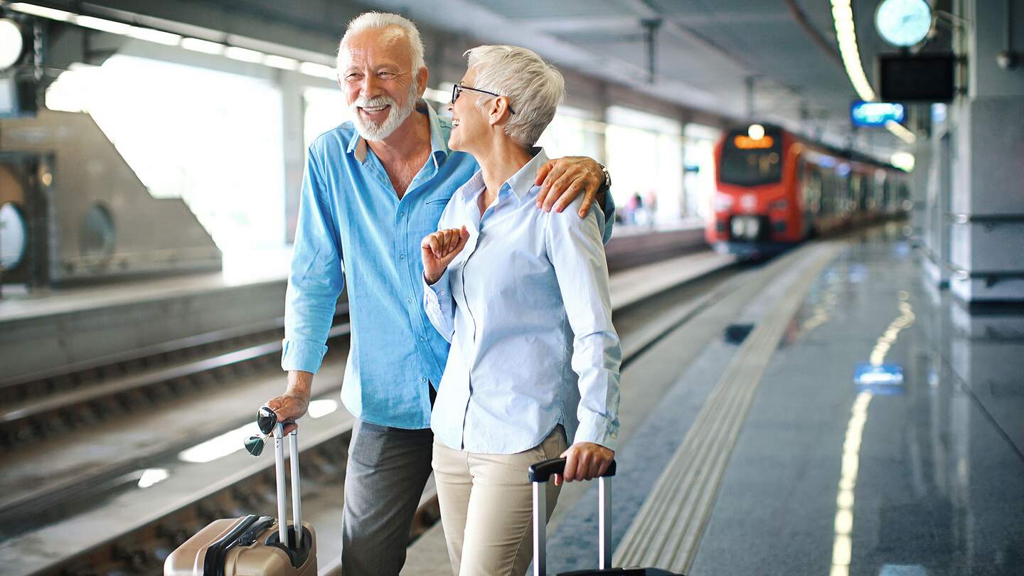 staedtereisen_seniorenpaar_zug | © Gettyimages.com/gilaxia