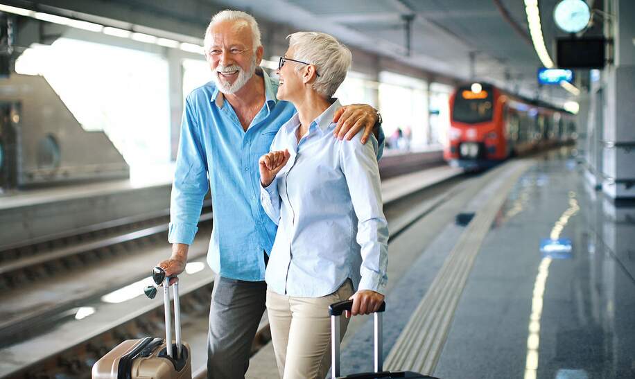 staedtereisen_seniorenpaar_zug | © Gettyimages.com/gilaxia