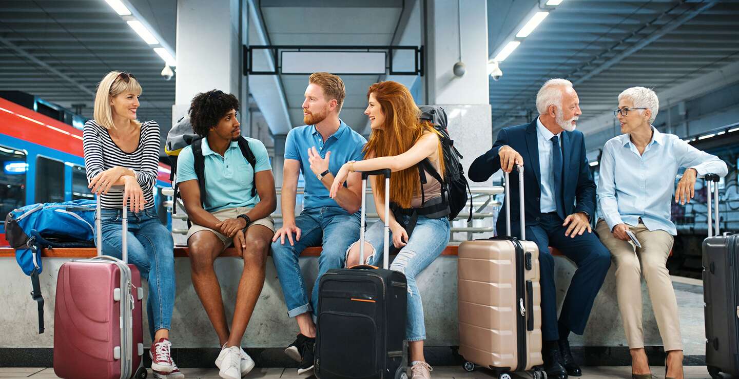 altersdiverse Gruppe wartet am Bahnhof | © Gettyimages.com/gilaxia