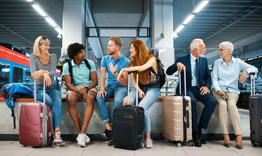 altersdiverse Gruppe wartet am Bahnhof | © Gettyimages.com/gilaxia