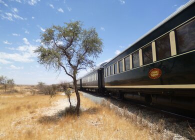 Der African Explorer fährt durch die Wüste in Afrika. | ©  Julia Nieratschker