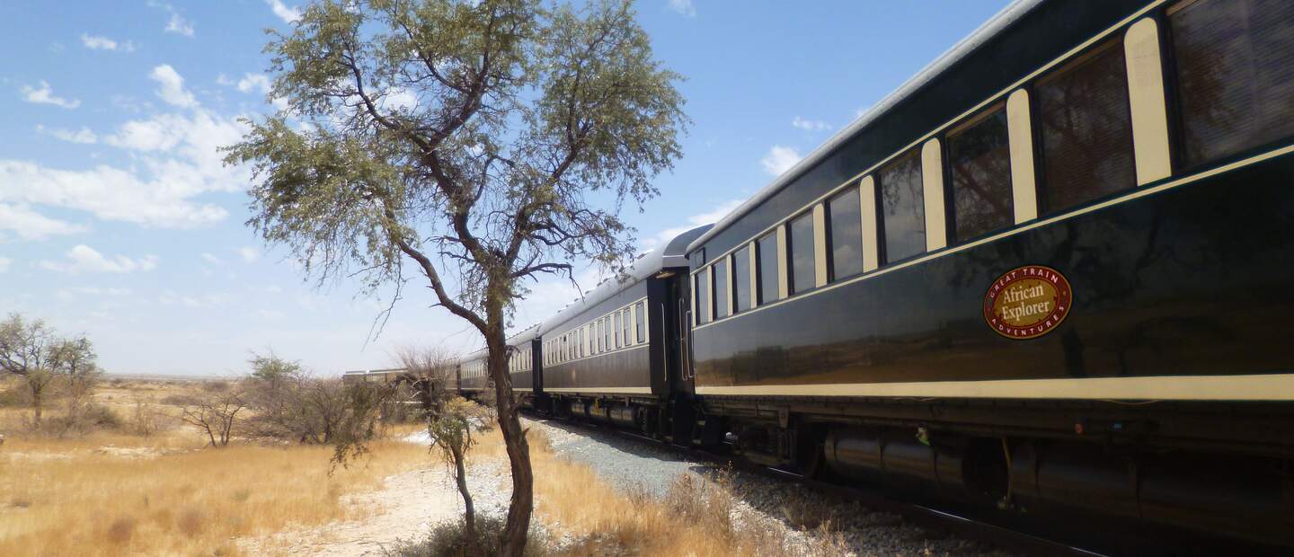 Der African Explorer fährt durch die Wüste in Afrika. | ©  Julia Nieratschker