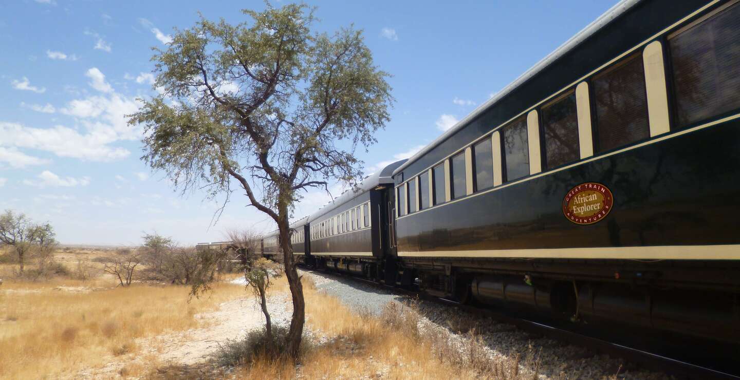 Der African Explorer fährt durch die Wüste in Afrika. | ©  Julia Nieratschker
