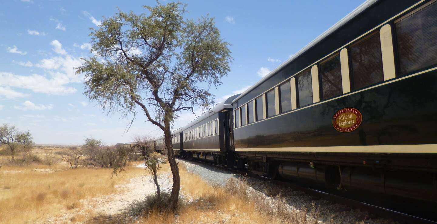 Der African Explorer fährt durch die Wüste in Afrika. | © © Julia Nieratschker