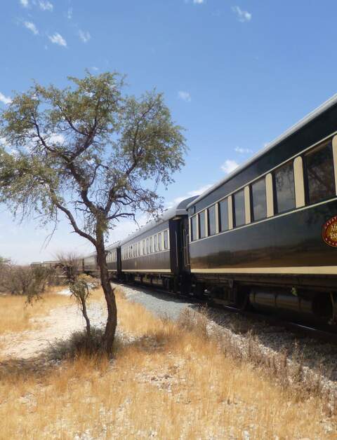 Der African Explorer fährt durch die Wüste in Afrika. | ©  Julia Nieratschker