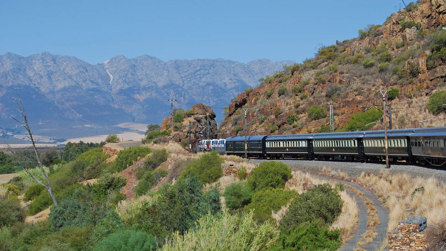 Aussenansicht des African Explorers bei Sonnenuntergang in einer Kurve in Afrika | © Jose Ramalho