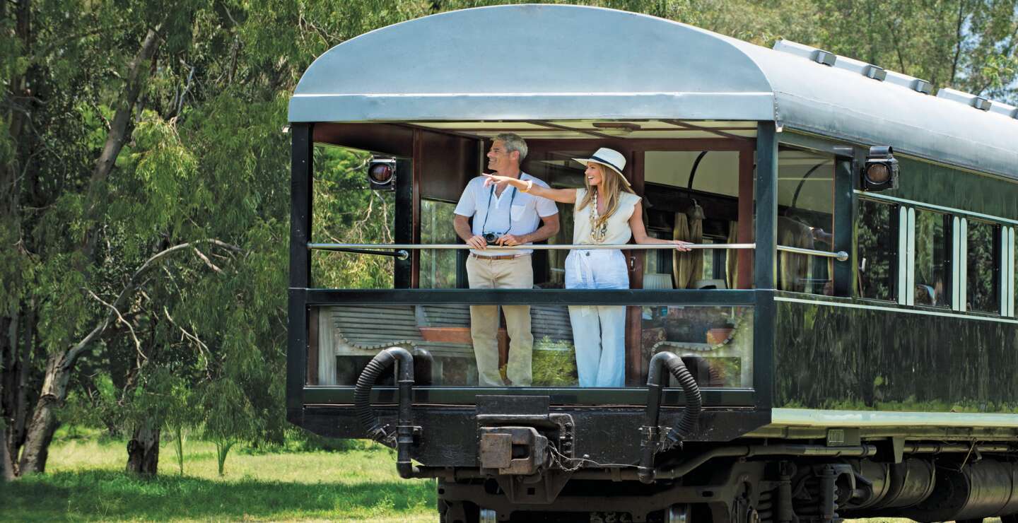 Ein schoenes Paar geniesst die Natur vom Balkon des Rovos Rail  | © DOOKPHOTO