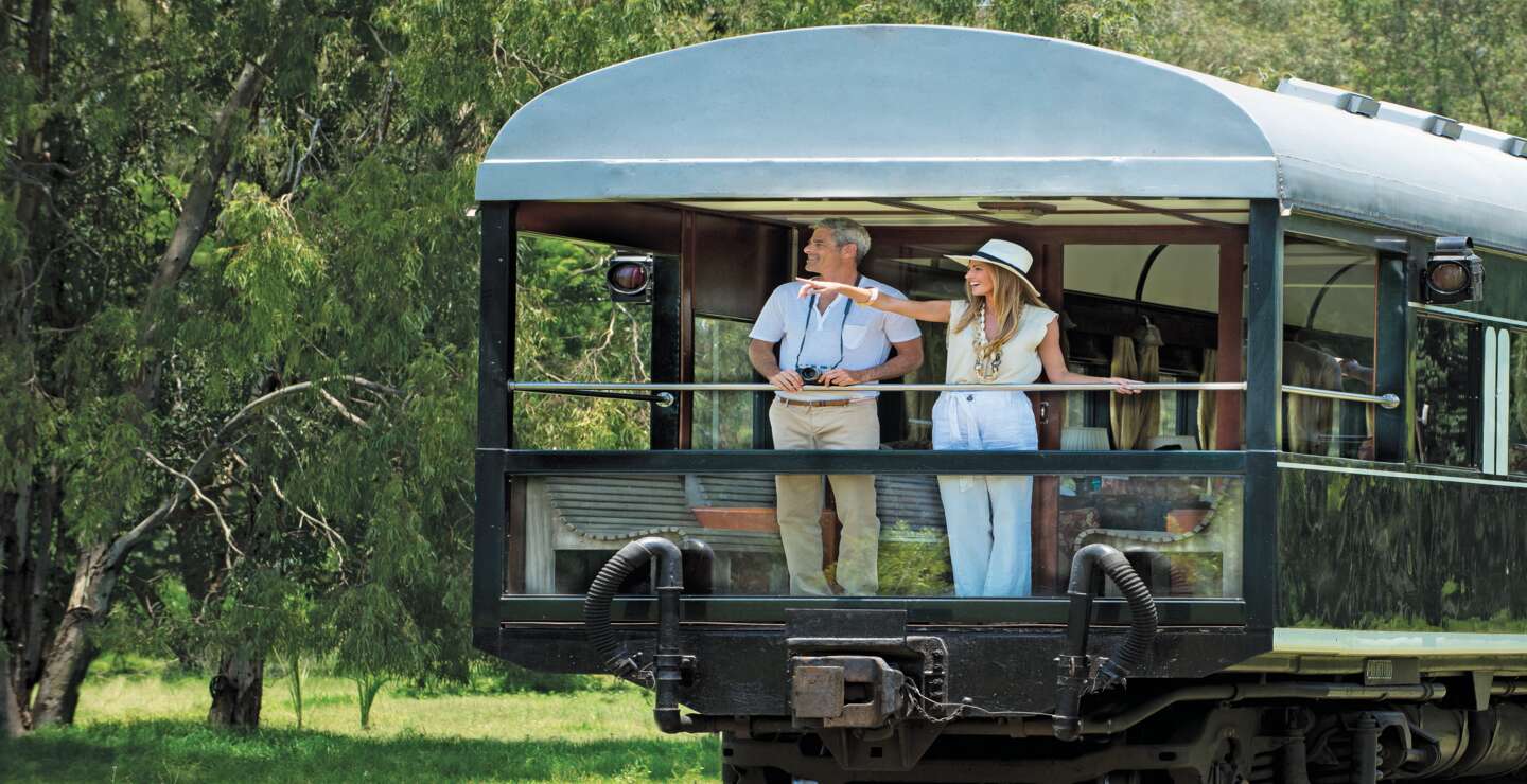 Ein schoenes Paar geniesst die Natur vom Balkon des Rovos Rail  | © DOOKPHOTO