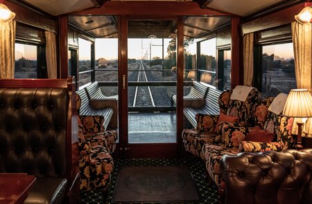 Blick auf den Sonnenaufgang im Waggon des Rovos Rails in Afrika  | ©  Greg Beadle 