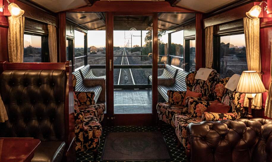 Blick auf den Sonnenaufgang im Waggon des Rovos Rails in Afrika  | ©  Greg Beadle 