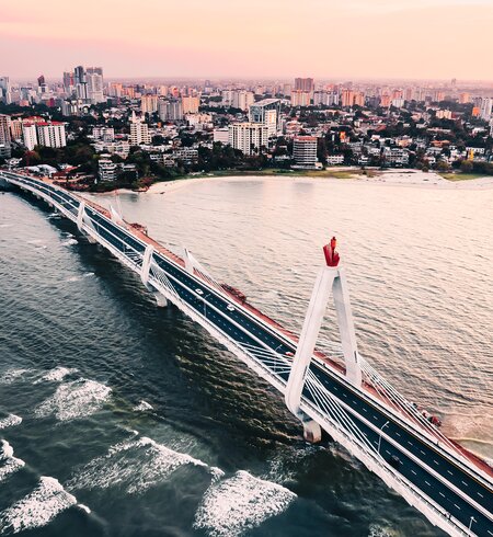 Eine Drohnenaufnahme der Tansanitenbruecke mit Blick auf die Stadt Dar es Salaam von oben. Die brandneue Tansanitbruecke in Dar es Salaam in Tansania. | © Gettyimages.com/Nelson Aloyce