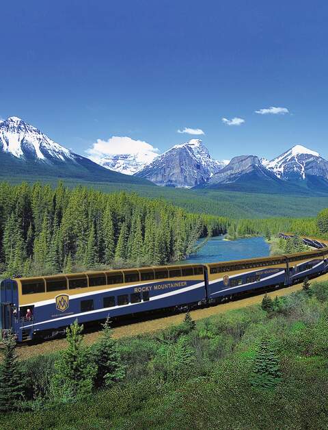 Der Rocky Mountaineer fährt durch die Rocky Mountains an einem Fluss in Kanada  | © © Scott Rowed