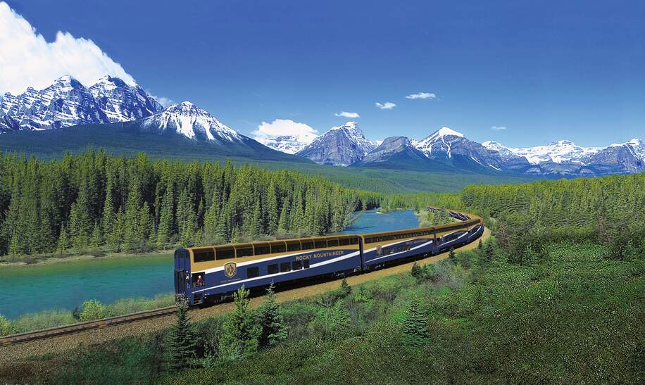 Der Rocky Mountaineer fährt durch die Rocky Mountains an einem Fluss in Kanada  | © © Scott Rowed