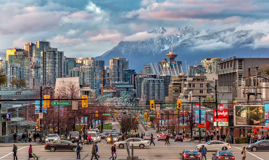 Ein Blick in die Innenstadt von Vancouver und den Schneeberg auf der anderen Seite der Meerenge | © © Gettyimages.com/Aolin Chen