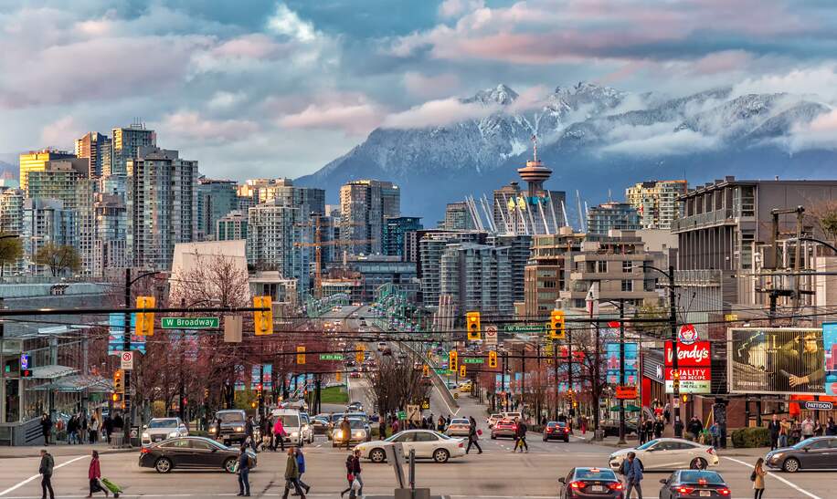 Ein Blick in die Innenstadt von Vancouver und den Schneeberg auf der anderen Seite der Meerenge | ©  Gettyimages.com/Aolin Chen