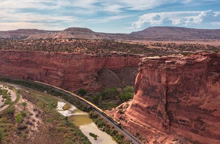 Der Rocky Mountaineer fährt durch den Ruby Canyon in den USA | © Rocky Mountaineer